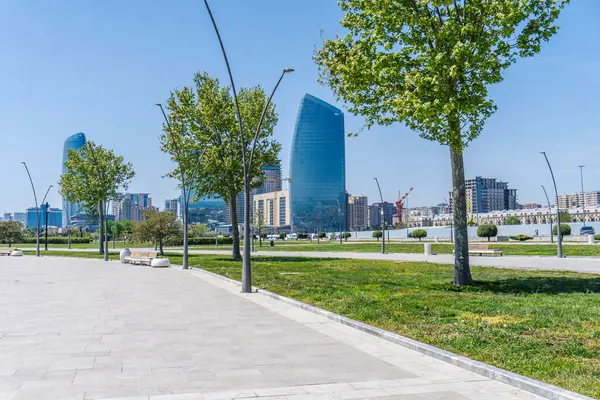 Bakü 'nün kentsel manzarasında tatil atmosferi