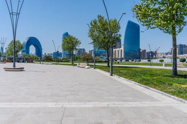 Bakü 'nün kentsel manzarasında tatil atmosferi