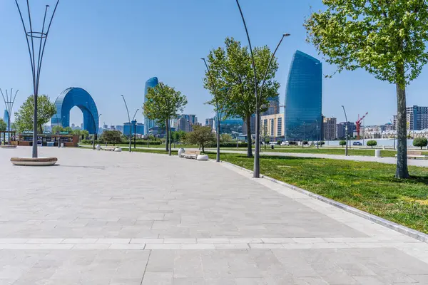 Bakü 'nün kentsel manzarasında tatil atmosferi