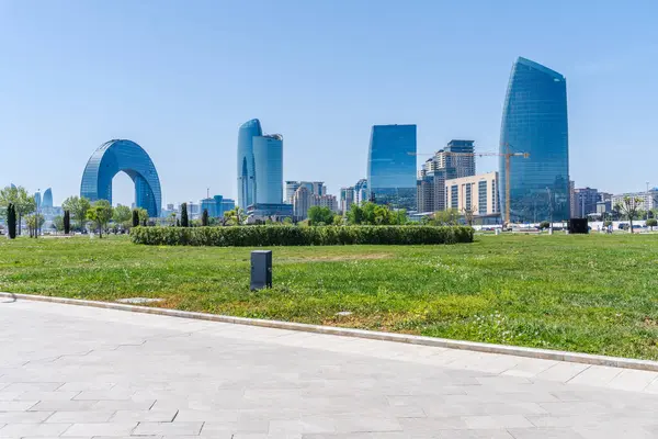 Bakü 'nün kentsel manzarasında tatil atmosferi