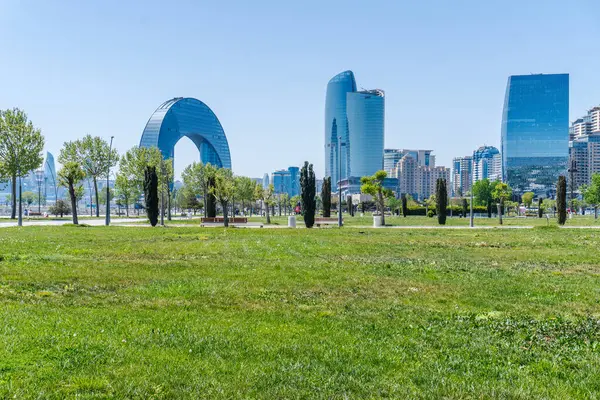 Bakü 'nün kentsel manzarasında tatil atmosferi