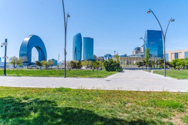 Bakü 'nün kentsel manzarasında tatil atmosferi