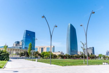 Bakü 'nün kentsel manzarasında tatil atmosferi