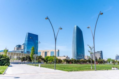 Bakü 'nün kentsel manzarasında tatil atmosferi