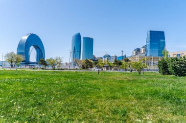 Bakü 'nün kentsel manzarasında tatil atmosferi