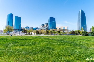 Bakü 'nün kentsel manzarasında tatil atmosferi