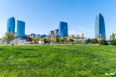 Bakü 'nün kentsel manzarasında tatil atmosferi