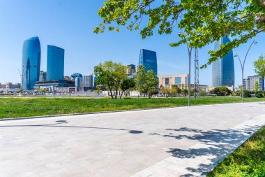 Bakü 'nün kentsel manzarasında tatil atmosferi