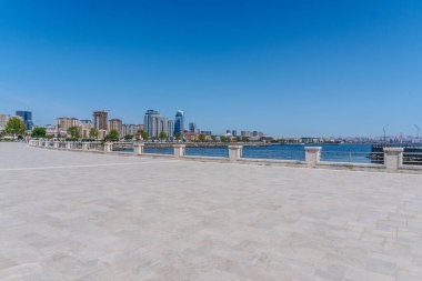 Bakü 'nün kentsel manzarasında tatil atmosferi