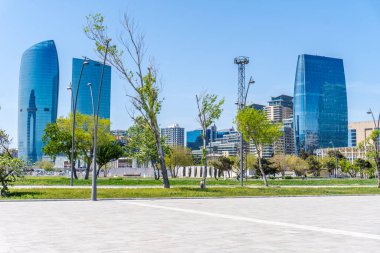 Bakü 'nün kentsel manzarasında tatil atmosferi