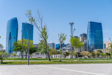 Bakü 'nün kentsel manzarasında tatil atmosferi