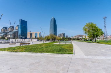 Bakü 'nün kentsel manzarasında tatil atmosferi