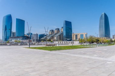 Bakü 'nün kentsel manzarasında tatil atmosferi