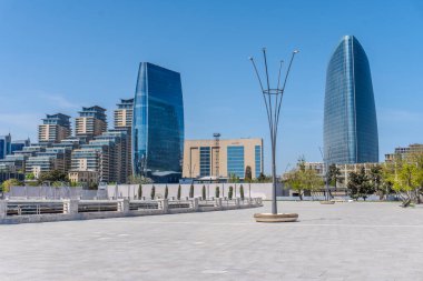 Bakü 'nün kentsel manzarasında tatil atmosferi