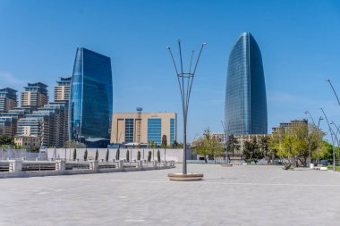 Bakü 'nün kentsel manzarasında tatil atmosferi