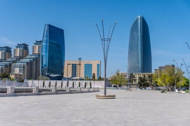 Bakü 'nün kentsel manzarasında tatil atmosferi