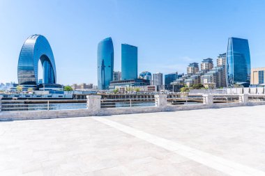 Bakü 'nün kentsel manzarasında tatil atmosferi