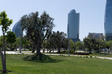 Bakü 'nün kentsel manzarasında tatil atmosferi