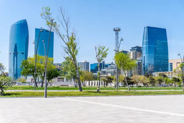 Bakü 'nün kentsel manzarasında tatil atmosferi