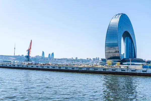 Bakü 'nün kentsel manzarasında tatil atmosferi