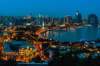 Muhteşem şehrin gece manzarası - Baku