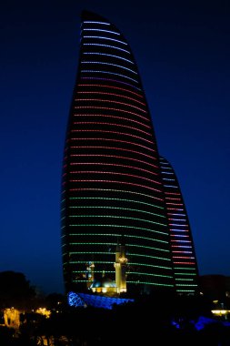 Bakü 'nün muhteşem gece manzarası.