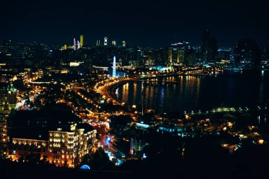 Bakü 'nün muhteşem gece manzarası.