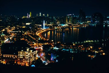 Bakü 'nün muhteşem gece manzarası.