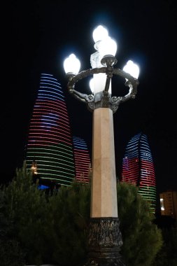 Bakü 'nün muhteşem gece manzarası.
