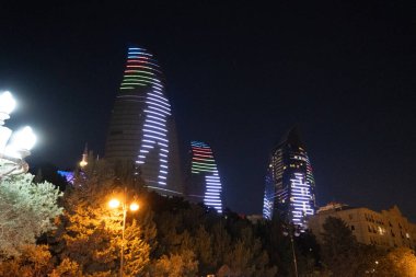 Bakü 'nün muhteşem gece manzarası.