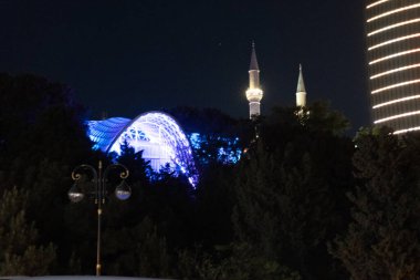 Bakü 'nün muhteşem gece manzarası.