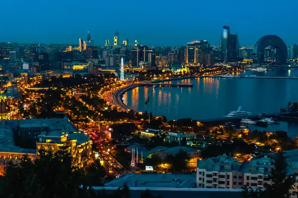 Muhteşem şehrin gece manzarası - Baku