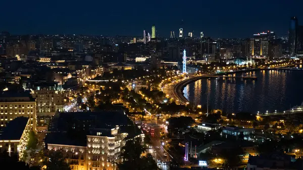 Muhteşem şehrin gece manzarası - Baku