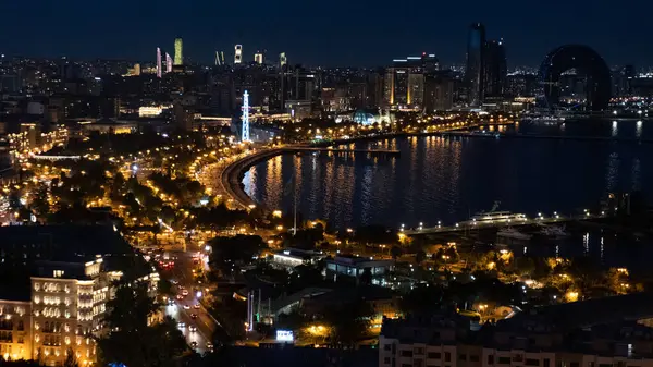 Muhteşem şehrin gece manzarası - Baku