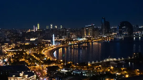 Bakü 'nün muhteşem gece manzarası.