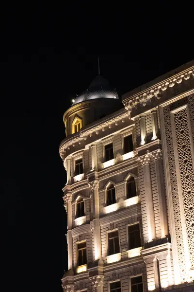 Bakü 'nün muhteşem gece manzarası.