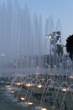 Bakü Bulvarı 'ndaki çeşme. Tatil ve eğlence konsepti. Bakü, Azerbaycan.