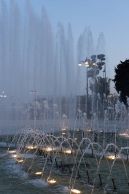 Bakü Bulvarı 'ndaki çeşme. Tatil ve eğlence konsepti. Bakü, Azerbaycan.