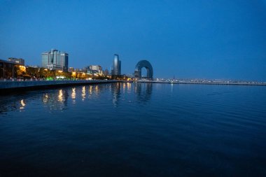 İnanılmaz bir şehir manzarası. Bakü, Azerbaycan. Seyahat ve tatil konsepti fotoğrafı.