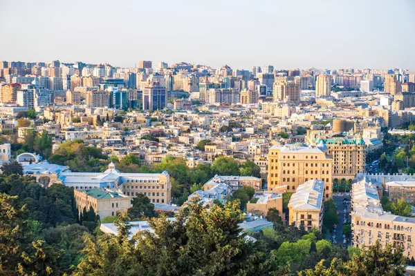 İnanılmaz bir şehir manzarası. Bakü, Azerbaycan. Seyahat ve tatil konsepti fotoğrafı.