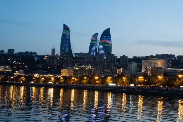 Bakü, Azerbaycan 'daki çarpıcı şehir manzarası.