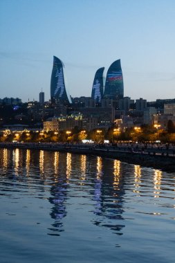 Bakü, Azerbaycan 'da bahar zamanı kentsel fotoğraf çekimi. Tatil ve seyahat kavramı.