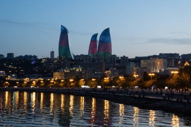 Bakü, Azerbaycan 'da bahar zamanı kentsel fotoğraf çekimi. Tatil ve seyahat kavramı.