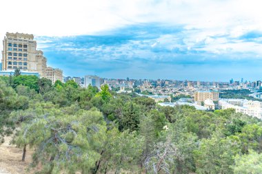 Bakü, Azerbaycan 'da bahar zamanı kentsel fotoğraf çekimi. Tatil ve seyahat kavramı.