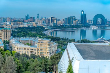 Bakü, Azerbaycan 'da bahar zamanı kentsel fotoğraf çekimi. Tatil ve seyahat kavramı.