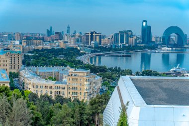 Bakü, Azerbaycan 'da bahar zamanı kentsel fotoğraf çekimi. Tatil ve seyahat kavramı.