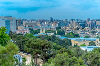Bakü, Azerbaycan 'da bahar zamanı kentsel fotoğraf çekimi. Tatil ve seyahat kavramı.