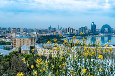 Bakü, Azerbaycan 'da bahar zamanı kentsel fotoğraf çekimi. Tatil ve seyahat kavramı.