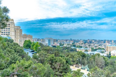 Bakü, Azerbaycan 'da bahar zamanı kentsel fotoğraf çekimi. Tatil ve seyahat kavramı.
