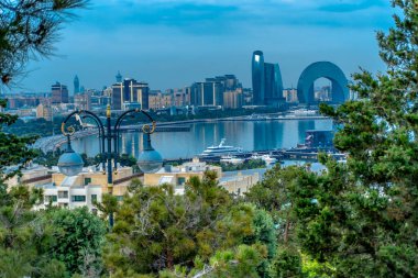 Bakü, Azerbaycan 'da bahar zamanı kentsel fotoğraf çekimi. Tatil ve seyahat kavramı.
